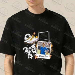 Puede incluir: Camiseta negra con un dise&ntilde;o de tem&aacute;tica futbol&iacute;stica. El dise&ntilde;o incluye un bal&oacute;n de f&uacute;tbol, un par de zapatillas, un lazo y una foto de un ni&ntilde;o sosteniendo un bal&oacute;n de f&uacute;tbol. El texto "Name here" est&aacute; impreso en la foto.