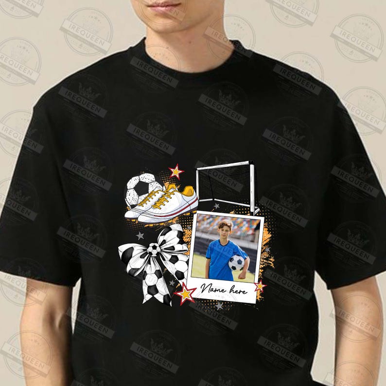 Puede incluir: Camiseta negra con un dise&ntilde;o de tem&aacute;tica futbol&iacute;stica. El dise&ntilde;o incluye un bal&oacute;n de f&uacute;tbol, un par de zapatillas, un lazo y una foto de un ni&ntilde;o sosteniendo un bal&oacute;n de f&uacute;tbol. El texto "Name here" est&aacute; impreso en la foto.