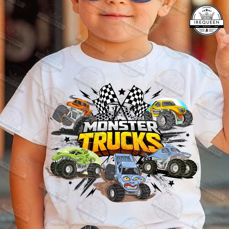 Op de afbeelding: Wit T-shirt met een kleurrijke afbeelding van vijf monstertrucks in actie. Het ontwerp bevat de tekst "MONSTER TRUCKS" in het geel en geblokte vlaggen. De trucks zijn in verschillende kleuren en ontwerpen.