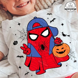 Pode incluir: Camiseta branca com um design de Halloween. O gr&aacute;fico mostra um h&iacute;brido Homem-Aranha-fantasma usando um bon&eacute; azul e segurando uma ab&oacute;bora. O design inclui teias de aranha, morcegos e estrelas, perfeito para o Halloween.