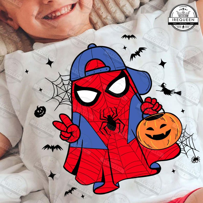 Pode incluir: Camiseta branca com um design de Halloween. O gr&aacute;fico mostra um h&iacute;brido Homem-Aranha-fantasma usando um bon&eacute; azul e segurando uma ab&oacute;bora. O design inclui teias de aranha, morcegos e estrelas, perfeito para o Halloween.