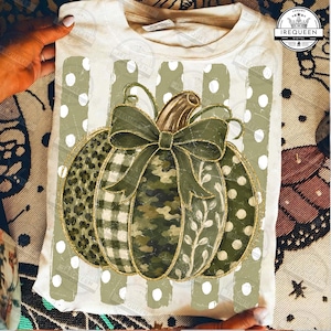 Gestreiftes, preppy Camouflage-Kürbis-Glitzer-PNG, Camouflage-Kürbis-Schleife-PNG, Trendiges Gemütlichkeits-PNG, Kokettes Herbsthemd, Kürbisgewürz, Digitale Datei