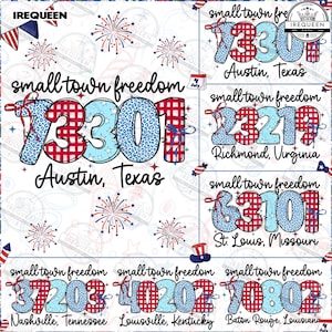 以下が含まれることがあります： 「small town freedom」の文字と、様々な郵便番号と都市名がデザインされたデジタルデザイン。郵便番号の数字は赤ギンガムと青ヒョウ柄。花火と愛国的なアクセントがデザインを完成させています。