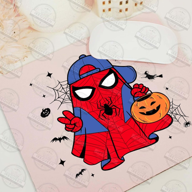 Pode incluir: Ilustra&ccedil;&atilde;o de desenho animado de um fantasma vestido de Homem-Aranha, usando um bon&eacute; azul e segurando uma lanterna de ab&oacute;bora. O fantasma &eacute; vermelho e azul com um design de teia de aranha. Tema de Halloween com morcegos, aranhas e estrelas.