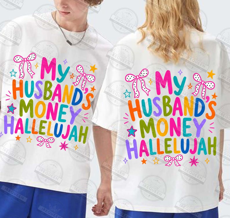 Pu&ograve; includere: Una t-shirt bianca con il testo colorato My Husband's Money Hallelujah in un carattere giocoso. Il design &egrave; decorato con piccoli fiocchi rosa a pois e varie stelle multicolori sparse attorno alla scritta sulla parte anteriore.