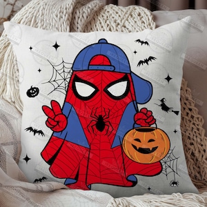 Pode incluir: Uma almofada quadrada branca com um design tem&aacute;tico de Halloween. O design inclui um personagem de desenho animado do Homem-Aranha em uma fantasia de fantasma, usando um bon&eacute; azul e segurando uma lanterna de ab&oacute;bora laranja. Morcegos pretos, teias de aranha e estrelas completam o visual festivo.