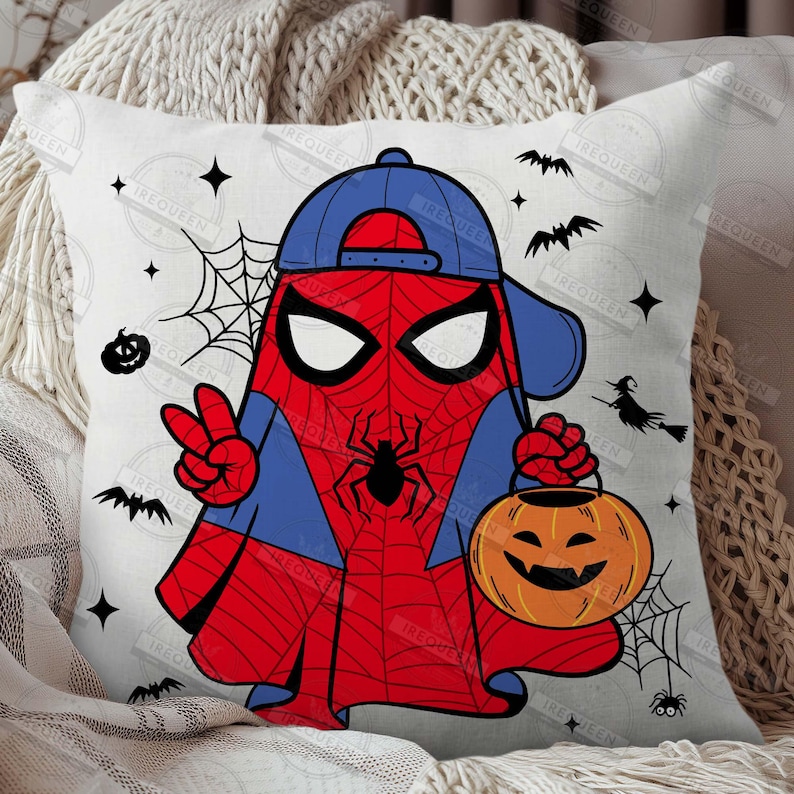 Pode incluir: Uma almofada quadrada branca com um design tem&aacute;tico de Halloween. O design inclui um personagem de desenho animado do Homem-Aranha em uma fantasia de fantasma, usando um bon&eacute; azul e segurando uma lanterna de ab&oacute;bora laranja. Morcegos pretos, teias de aranha e estrelas completam o visual festivo.