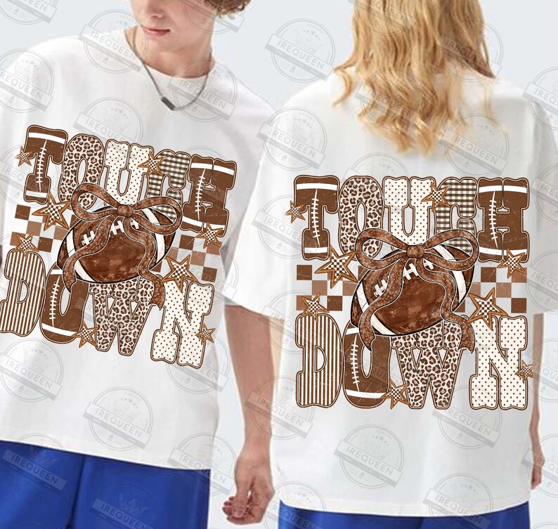 Peut inclure: Un t-shirt blanc &agrave; manches courtes orn&eacute; d'un ballon de football am&eacute;ricain marron avec un n&oelig;ud, entour&eacute; du texte TOUCH DOWN en lettres capitales. Le motif int&egrave;gre des imprim&eacute;s l&eacute;opard, &agrave; carreaux et ray&eacute;s avec de petites &eacute;toiles.