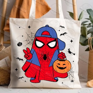 Pode incluir: Saco tote creme com um design de Halloween. O gr&aacute;fico mostra um h&iacute;brido Spiderman-fantasma usando um bon&eacute; azul, segurando uma ab&oacute;bora laranja e fazendo um sinal de paz. Morcegos pretos, teias de aranha e estrelas completam o design festivo.