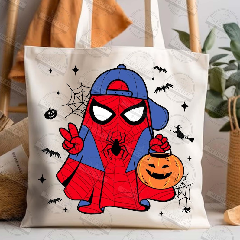 Pode incluir: Saco tote creme com um design de Halloween. O gr&aacute;fico mostra um h&iacute;brido Spiderman-fantasma usando um bon&eacute; azul, segurando uma ab&oacute;bora laranja e fazendo um sinal de paz. Morcegos pretos, teias de aranha e estrelas completam o design festivo.
