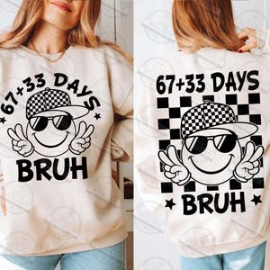 Pu&ograve; includere: Felpa color crema con grafica sul davanti e sul retro. Il design presenta una faccina sorridente con occhiali da sole e un berretto a scacchi, con la scritta "67+33 DAYS BRUH". Il design include simboli di pace e stelle.