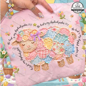 Peut inclure: Un coussin rose avec un motif de mouton patchwork coloré. Le mouton est composé de divers patchs à motifs roses, bleus, jaunes et floraux. Le texte "the lord is my shepherd psalm 23:1" est écrit autour du mouton.