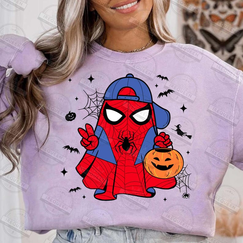 Pode incluir: Um moletom roxo claro com um design de fantasma do Homem-Aranha com tema de Halloween. O design inclui um fantasma vermelho e azul usando um bon&eacute; de beisebol azul, segurando uma ab&oacute;bora e fazendo um sinal de paz. Morcegos pretos, teias de aranha e uma bruxa tamb&eacute;m est&atilde;o inclu&iacute;dos.