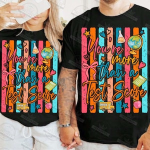 Może przedstawiać: Zestaw trzech ceramicznych kubk&oacute;w z nakrapianym, matowym wykończeniem. Kubki są w odcieniach kremowym, jasnoszarym i ciemnoszarym. Każdy kubek ma prosty, minimalistyczny design, idealny do kawy lub herbaty.