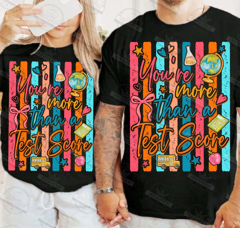 Może przedstawiać: Zestaw trzech ceramicznych kubk&oacute;w z nakrapianym, matowym wykończeniem. Kubki są w odcieniach kremowym, jasnoszarym i ciemnoszarym. Każdy kubek ma prosty, minimalistyczny design, idealny do kawy lub herbaty.