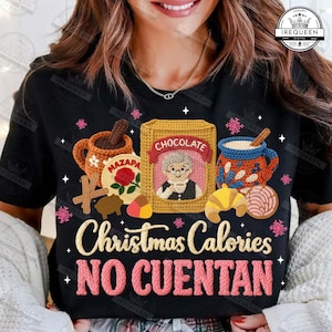 Könnte beinhalten: Schwarzes T-Shirt mit einem Häkeldesign mit Tassen heißer Schokolade, einer Schokoladenbox und Gebäck. Der Text "Christmas Calories NO CUENTAN" ist in einer festlichen Schriftart dargestellt, perfekt für die Weihnachtszeit.