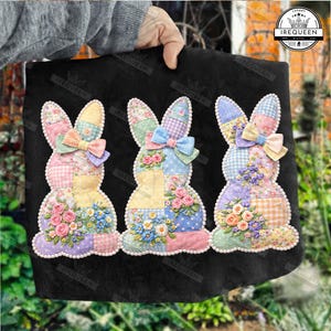 Peut inclure: Trois appliqués décoratifs de lapins de Pâques avec des motifs patchwork et des broderies florales. Chaque lapin a un nœud et est bordé de perles blanches. Les lapins sont de couleurs pastel et sont affichés sur un fond noir.