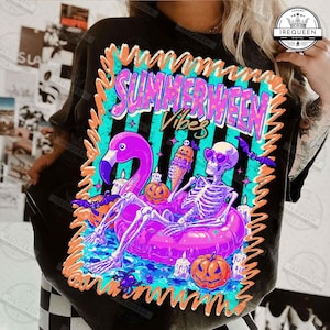 Peut inclure: Un t-shirt noir avec une impression graphique portant le texte SUMMERWEEN VIBES. Le motif montre un squelette avec des lunettes en forme de cœur dans une bouée flamant rose, entouré de citrouilles orange, de bougies et de chauves-souris violettes.