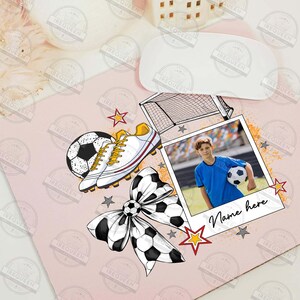 Puede incluir: Un tapete de rat&oacute;n personalizado con tem&aacute;tica de f&uacute;tbol, rosa y blanco, con un lazo blanco y negro, un bal&oacute;n de f&uacute;tbol, un par de botas de f&uacute;tbol, una porter&iacute;a de f&uacute;tbol y una foto de un ni&ntilde;o sosteniendo un bal&oacute;n de f&uacute;tbol. El texto "Name here" est&aacute; en la foto.