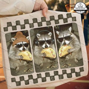 Puede incluir: Una impresión con tres mapaches con gafas de sol, un gorro y auriculares, cada uno comiendo un taco. La imagen tiene un borde a cuadros y un logotipo en la esquina superior derecha.