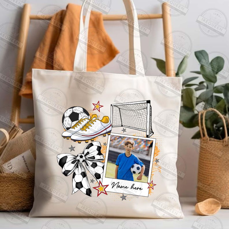 Puede incluir: Una bolsa de lona blanca con tem&aacute;tica de f&uacute;tbol. La bolsa presenta un bal&oacute;n de f&uacute;tbol, tacos, una porter&iacute;a, un lazo, estrellas y una foto de un ni&ntilde;o sosteniendo un bal&oacute;n de f&uacute;tbol. El texto "Name here" est&aacute; impreso en la bolsa.