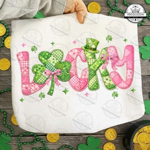 Puede incluir: Diseño blanco del Día de San Patricio con la palabra "LUCKY" en letras de patchwork rosas y verdes. Un trébol verde reemplaza la "O", y un sombrero de duende verde se encuentra sobre la "K". Lazos rosas y tréboles verdes decoran el diseño.