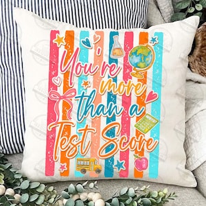 Może przedstawiać: Zestaw trzech ceramicznych kubk&oacute;w z nakrapianym, matowym wykończeniem. Kubki są w odcieniach kremowym, jasnoszarym i ciemnoszarym. Każdy kubek ma prosty, minimalistyczny design, idealny do kawy lub herbaty.