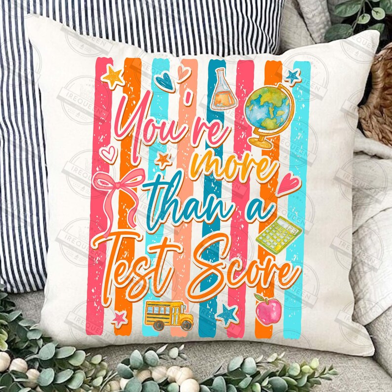 Może przedstawiać: Zestaw trzech ceramicznych kubk&oacute;w z nakrapianym, matowym wykończeniem. Kubki są w odcieniach kremowym, jasnoszarym i ciemnoszarym. Każdy kubek ma prosty, minimalistyczny design, idealny do kawy lub herbaty.