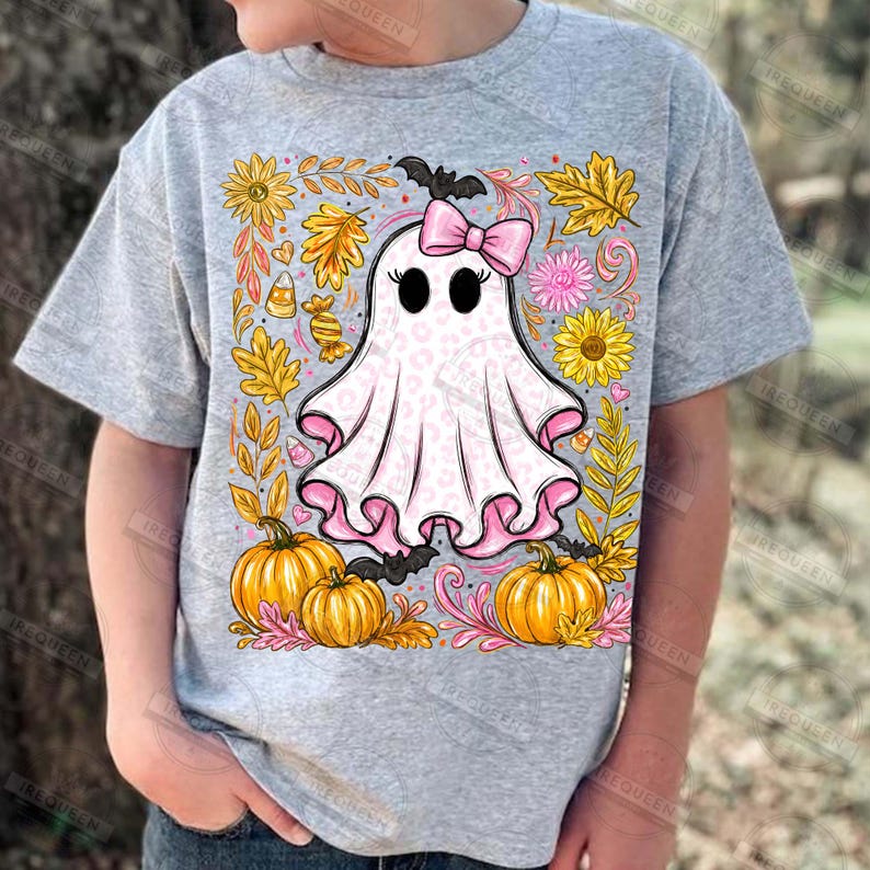 Może przedstawiać: Szary melanżowy t-shirt z centralną grafiką przedstawiającą białego ducha w r&oacute;żowy wz&oacute;r panterki, z r&oacute;żową kokardą i dużymi czarnymi oczami. Duch jest otoczony ż&oacute;łtymi słonecznikami, pomarańczowymi dyniami, jesiennymi liśćmi i małymi czarnymi nietoperzami.