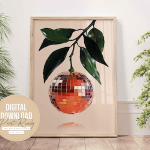 Könnte beinhalten: Ein digitaler Kunstdruck einer Discokugel-Orange, die an einem Zweig mit grünen Blättern hängt. Der Hintergrund ist in einem hellen Pfirsichton gehalten.