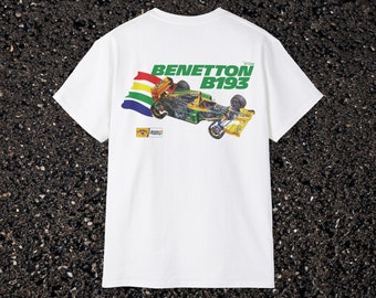 Könnte beinhalten: Weißes T-Shirt mit einem grünen und gelben Rennwagen-Motiv auf der Rückseite. Der Wagen trägt den Schriftzug "BENETTON B193" darüber.