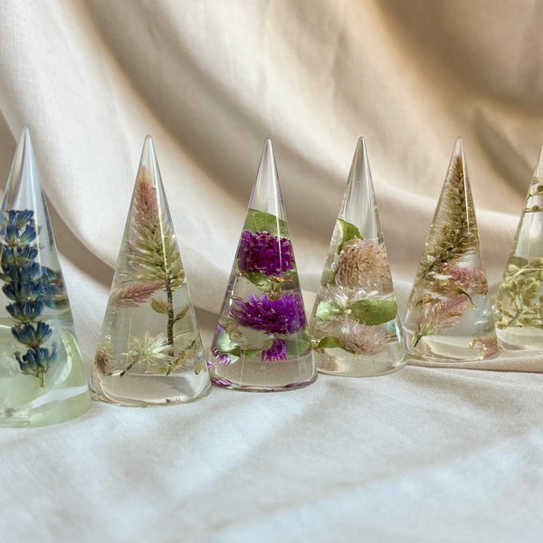 Resin Ring Holder with Dried Flowers - Small Cone Shaped