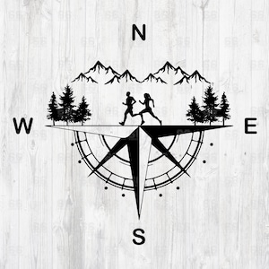 Puede incluir: Silueta en blanco y negro de dos personas corriendo sobre una brújula con montañas y árboles. La brújula señala el norte, el sur, el este y el oeste.