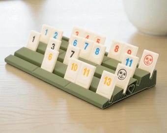 Tablero de almacenamiento Rummikub extra grande con 4 filas – Organizador de soporte extendido para 36 piezas – más espacio y visión general de regalo