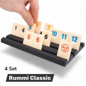 Könnte beinhalten: Ein schwarzer Holzfliesenhalter mit beigefarbenen Fliesen mit Zahlen und Symbolen. Die Fliesen werden von einer Hand angeordnet. Der Text "4 Set" und "Rummy Classic" wird am unteren Rand des Bildes angezeigt.