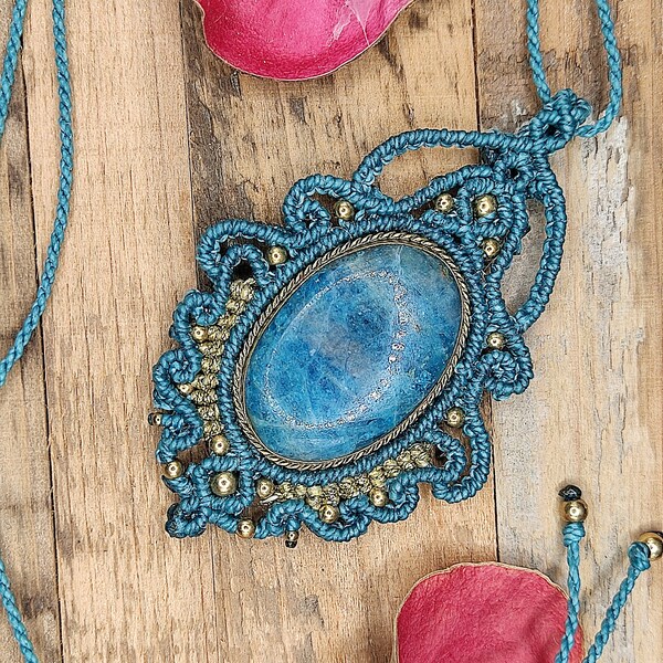 pendentif en micro-macramé et Apatite