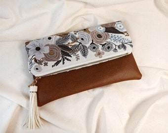 Kleine Foldover Clutch, Blumen beige, Clutch Handtasche, Handytasche