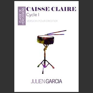 Peut inclure: Affiche avec le titre "CAISSE CLAIRE Cycle I" et le texte "VERSION POUR DROITIER". L'image présente une caisse claire de style aquarelle sur un support avec des baguettes. Le nom de l'artiste, JULIEN GARCIA, est en bas.