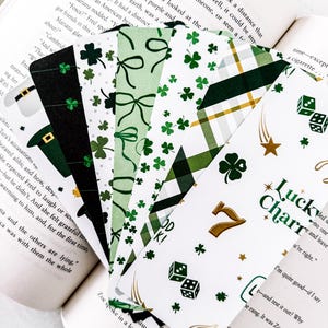 Pode incluir: Um conjunto de seis marcadores de página com uma variedade de designs de trevo verde. Os marcadores de página são impressos em cartão branco e têm uma variedade de padrões, incluindo xadrez, bolinhas e verde sólido. Os marcadores de página são de diferentes tamanhos e formas, e todos são decorados com trevos. Os marcadores de página são perfeitos para adicionar um toque de charme irlandês a qualquer livro.