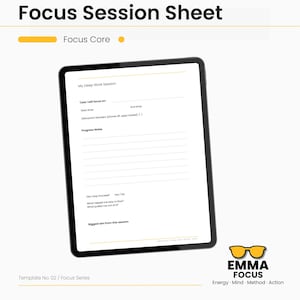 Könnte beinhalten: Ein schwarzes Tablet mit einem "Focus Session Sheet" für Deep-Work-Sessions. Das Blatt enthält Abschnitte für Aufgaben, Ablenkungsblocker, Fortschrittsnotizen und Reflexionsfragen. Auf weißem Hintergrund sind der Text "EMMA FOCUS" und der Slogan "Energy · Mind · Method · Action" zu sehen.