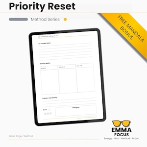 Könnte beinhalten: Ein digitales Tablet mit einer Seite der "Priority Reset"-Methodenserie. Die Seite enthält Abschnitte zur Aufgabenorganisation, zur Sortierung nach Realität und zur Identifizierung von Prioritäten. Ein gelbes Banner zeigt "FREE MANDALA BONUS".