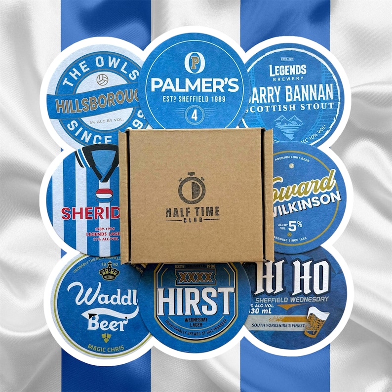 K&ouml;nnte beinhalten: Eine braune Box mit dem Text "Half Time Club" darauf, umgeben von acht blauen und wei&szlig;en runden Untersetzern mit verschiedenen Designs und Texten, darunter "The Owls", "Hillsborough", "Palmer's", "Legends Brewery", "Barry Bannan", "Sherid", "Waddl Beer", "Hirst", "Sward Wilkinson" und "Hi Ho".