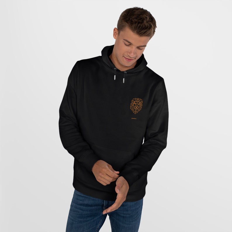 Sei furchtloser Löwenaugen-Hoodie: Tierliebhaber-Sweatshirt Pure Black, das Furchtlosigkeit und Entschlossenheit fördert mit der Löwenzeichnung auf dem Baumwolloberteil Bild 4