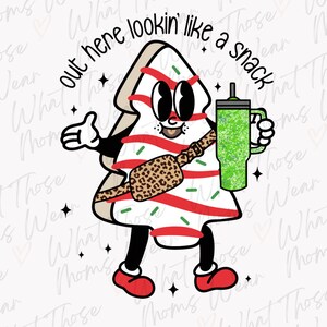 Puede incluir: Un árbol de Navidad de dibujos animados con rayas rojas y blancas, que lleva un cinturón de estampado de leopardo y sostiene un vaso de purpurina verde. El texto "out here lookin' like a snack" está escrito en un contorno blanco alrededor del árbol.