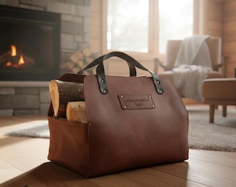 Könnte beinhalten: Ein brauner Leder-Holzträger mit schwarzen Griffen und Nieten. Der Träger ist mit Brennholz gefüllt und hat ein rechteckiges Etikett mit der Aufschrift "personalization here". Die Tasche steht auf einem Holzboden.