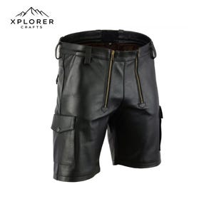 K&ouml;nnte beinhalten: Schwarze Lederhose mit zwei Vordertaschen und einem Rei&szlig;verschluss. Die Hose hat eine G&uuml;rtelschlaufe und der Markenname "XPLORER CRAFTS" ist oben links sichtbar.