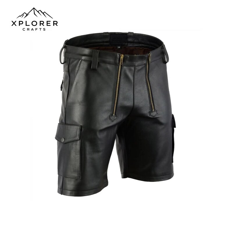 K&ouml;nnte beinhalten: Schwarze Lederhose mit zwei Vordertaschen und einem Rei&szlig;verschluss. Die Hose hat eine G&uuml;rtelschlaufe und der Markenname "XPLORER CRAFTS" ist oben links sichtbar.
