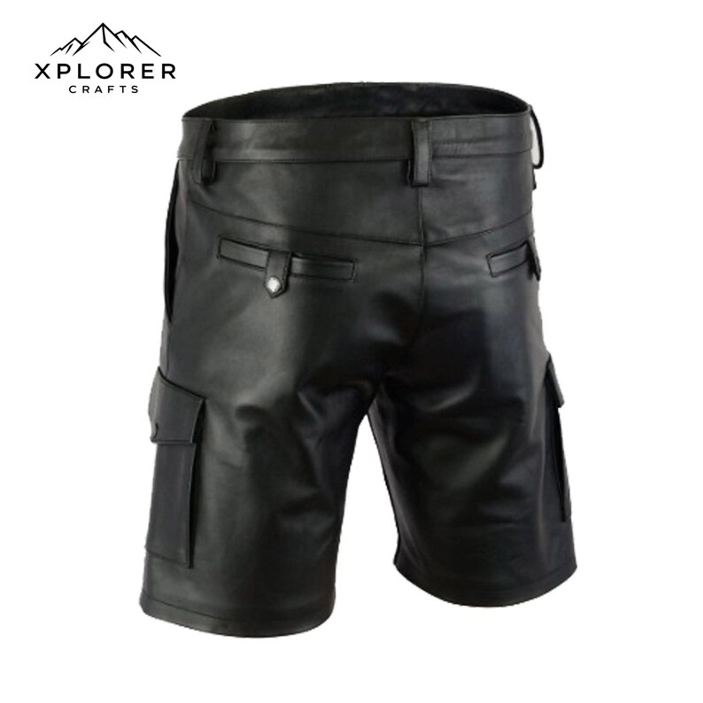 K&ouml;nnte beinhalten: Schwarze Leder-Shorts mit Cargotaschen und G&uuml;rtelschlaufen. Die Shorts haben einen Knopfverschluss und ein klassisches Design. Das Markenlogo "XPLORER CRAFTS" ist oben links sichtbar.