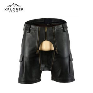 K&ouml;nnte beinhalten: Schwarze Leder-Shorts mit Cargotaschen und einem Frontrei&szlig;verschluss. Die Shorts haben ein G&uuml;rtelschlaufendesign und der Markenname "XPLORER CRAFTS" ist oben aufgedruckt. Der Rei&szlig;verschluss zeigt einen Ausschnitt.