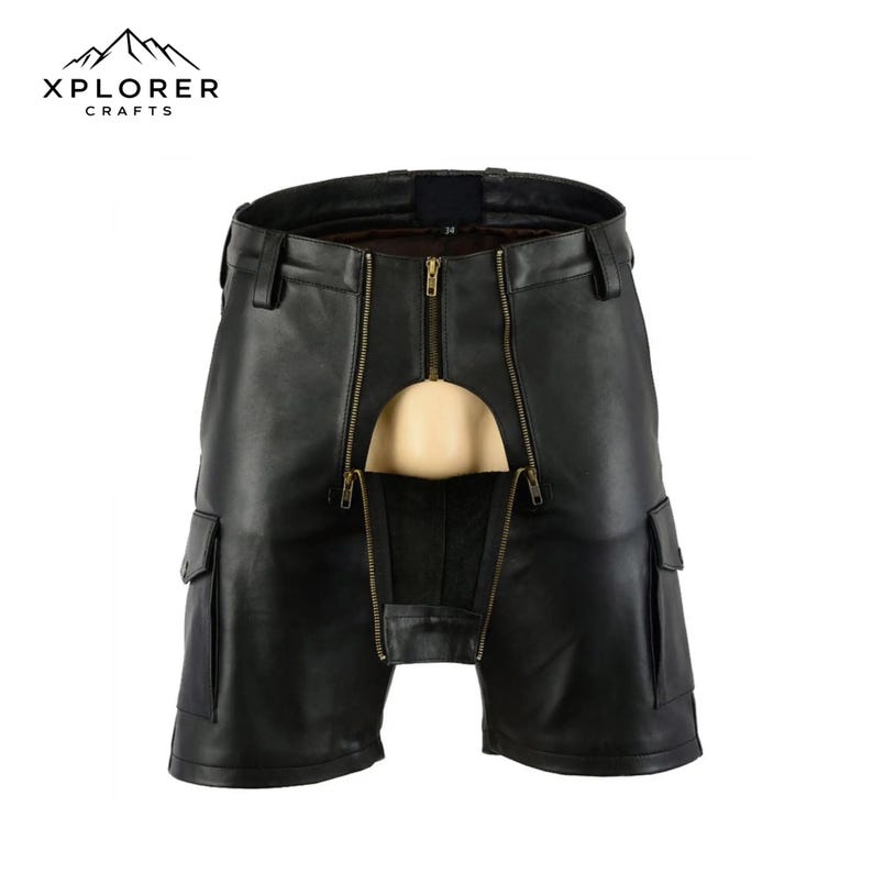 K&ouml;nnte beinhalten: Schwarze Leder-Shorts mit Cargotaschen und einem Frontrei&szlig;verschluss. Die Shorts haben ein G&uuml;rtelschlaufendesign und der Markenname "XPLORER CRAFTS" ist oben aufgedruckt. Der Rei&szlig;verschluss zeigt einen Ausschnitt.